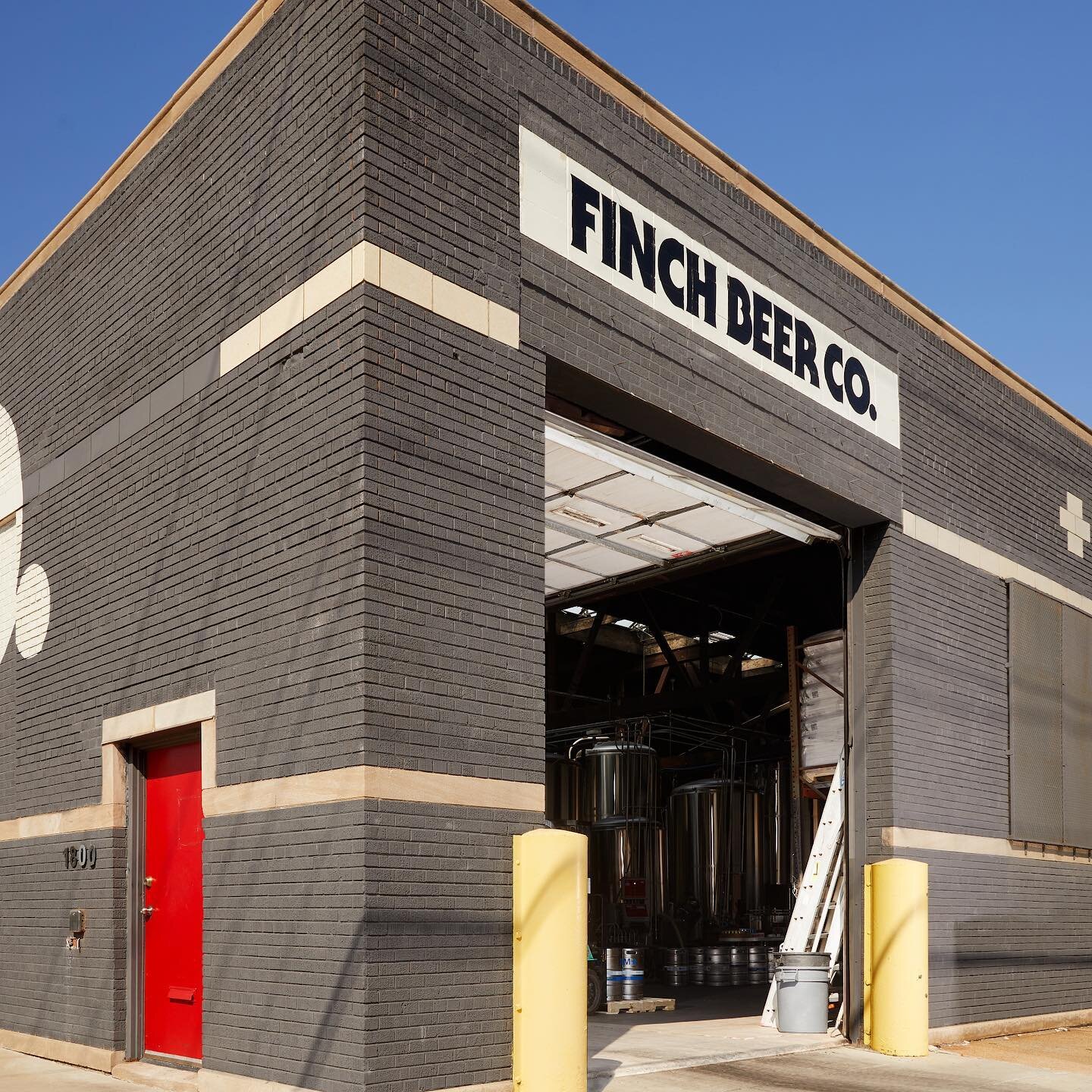 The temps outside may be dropping, but as long as the brews are flowing and the sun is shining, it&rsquo;s all gonna be okay.
#drinklocal #chicagobeer #finchbeer #chicagocraftbeer